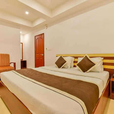 Oyo 18604 Puthens Capitol Inn Kochi Exterior photo