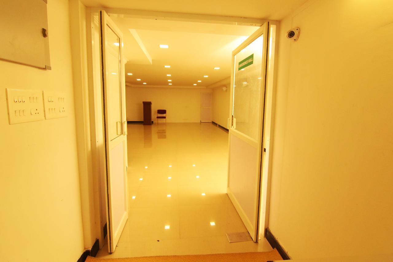 Oyo 18604 Puthens Capitol Inn Kochi Exterior photo