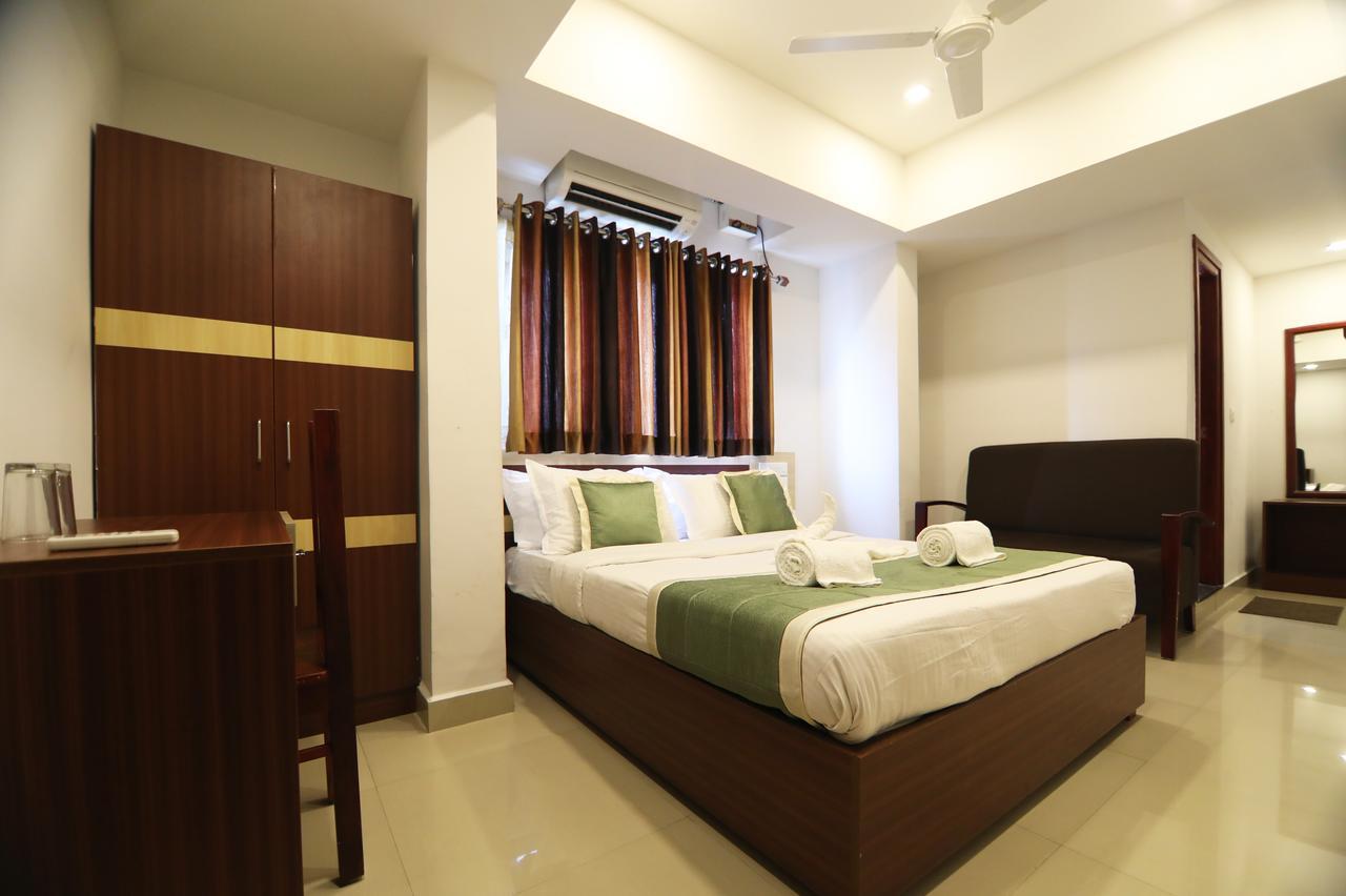 Oyo 18604 Puthens Capitol Inn Kochi Exterior photo