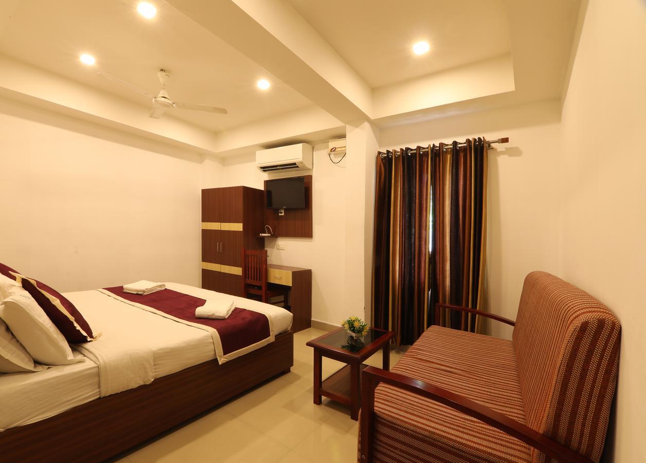 Oyo 18604 Puthens Capitol Inn Kochi Exterior photo