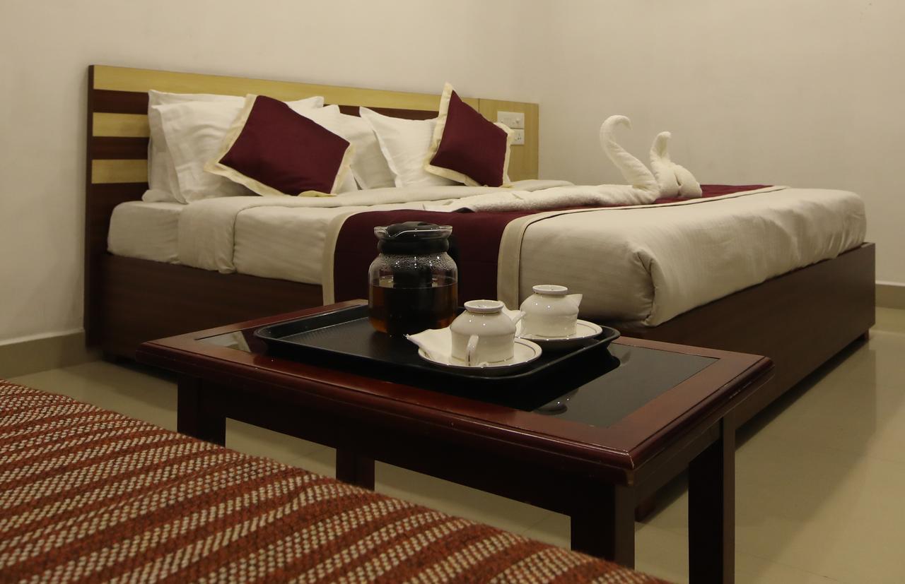 Oyo 18604 Puthens Capitol Inn Kochi Exterior photo
