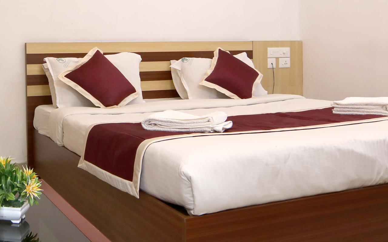 Oyo 18604 Puthens Capitol Inn Kochi Exterior photo