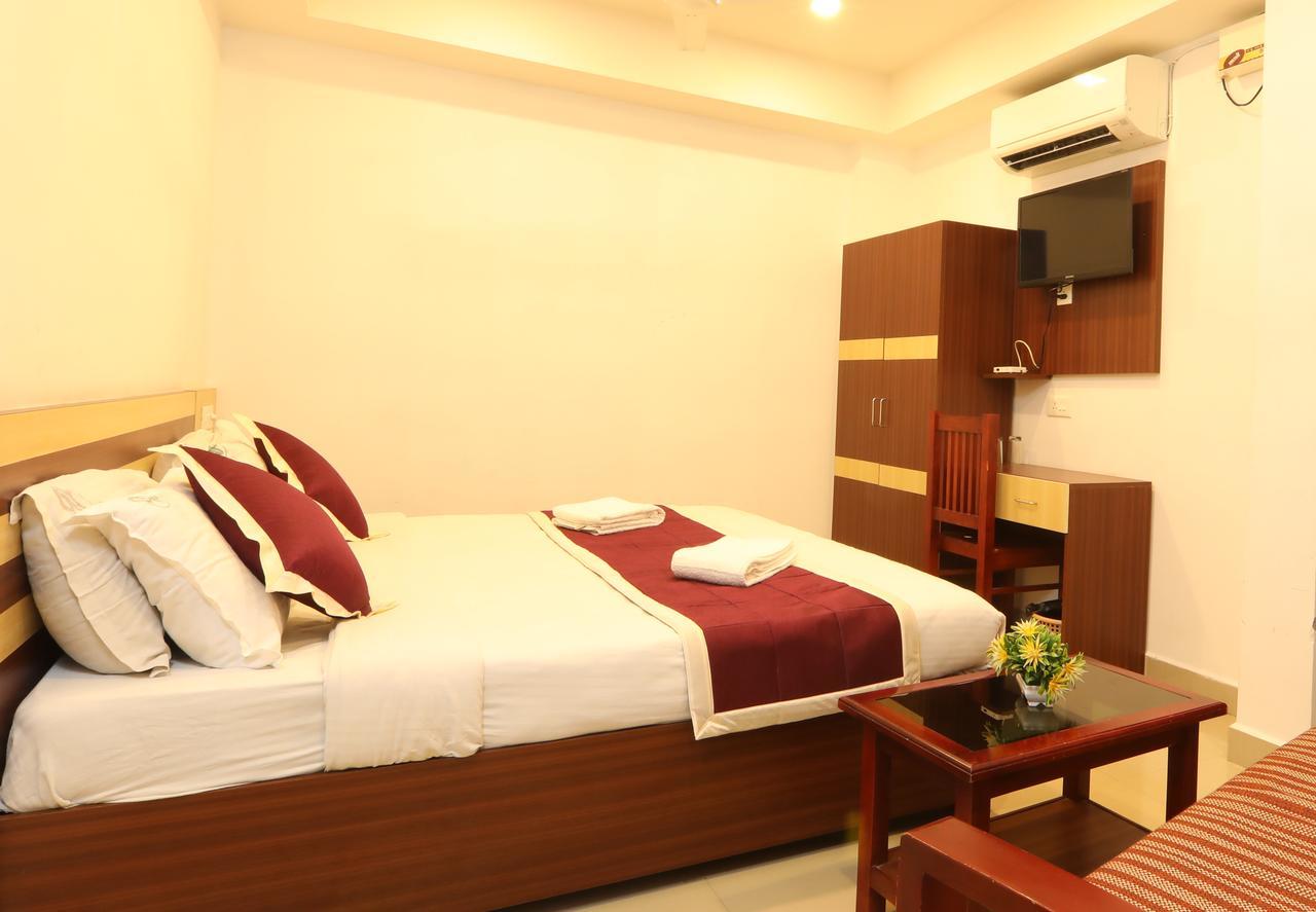 Oyo 18604 Puthens Capitol Inn Kochi Exterior photo