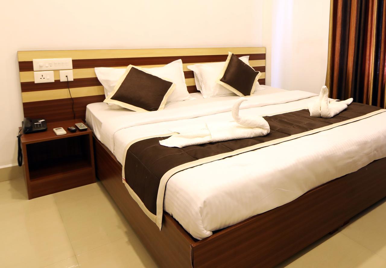 Oyo 18604 Puthens Capitol Inn Kochi Exterior photo