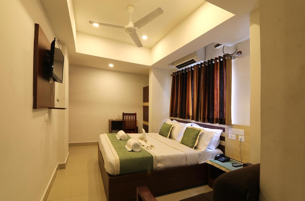 Oyo 18604 Puthens Capitol Inn Kochi Exterior photo