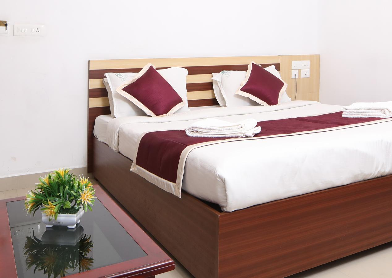 Oyo 18604 Puthens Capitol Inn Kochi Exterior photo