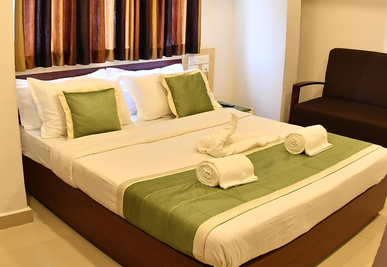 Oyo 18604 Puthens Capitol Inn Kochi Exterior photo
